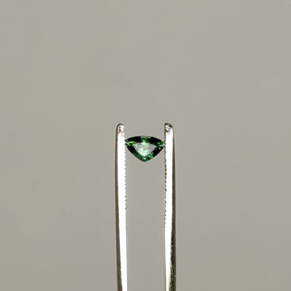 sapphire bluish green - πράσινη πέτρα ζαφείρι