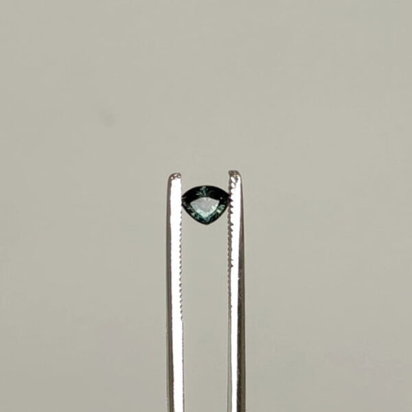 sapphire bluish green - μωβ πέτρα ζαφείρι